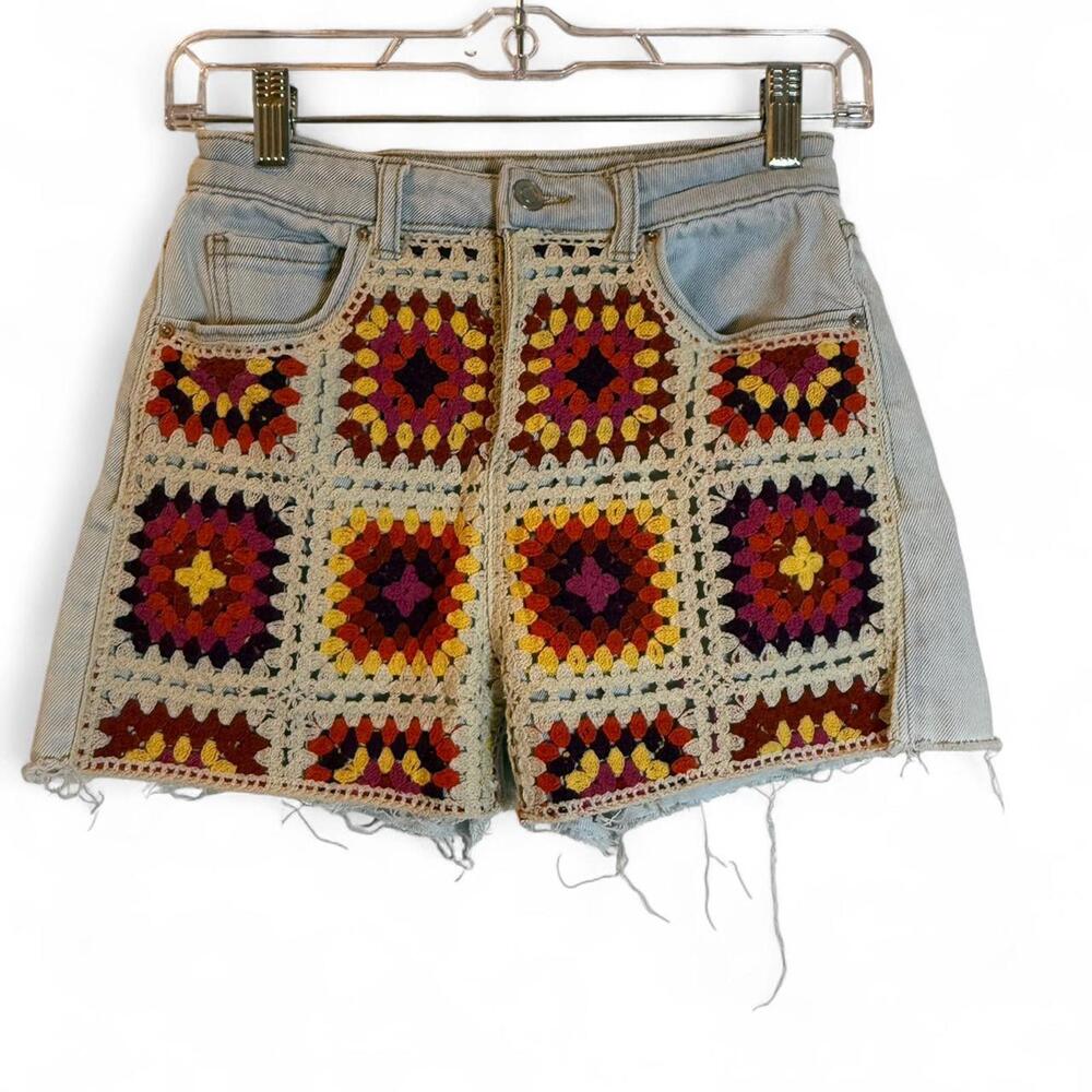 Boho Crochet Panel Light Wash Denim Shorts - Multicolor